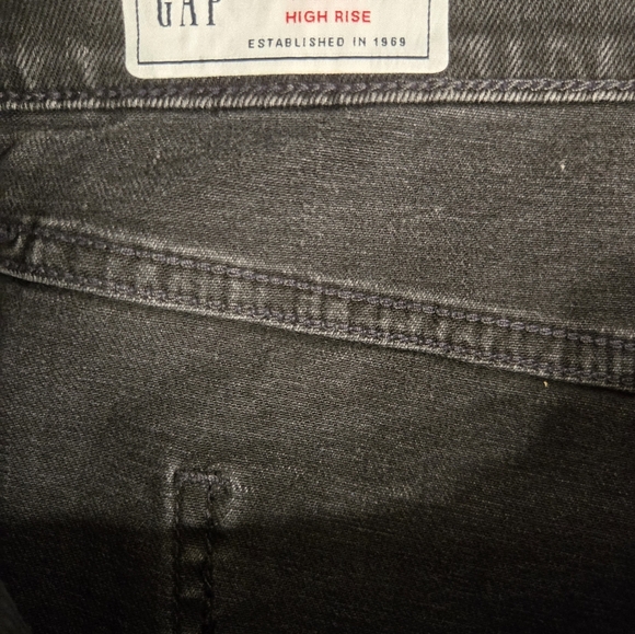 GAP Black 4" High Rise Cut Off Shorts - Picture 2 of 3